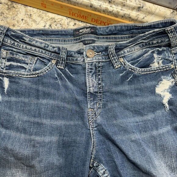 Silver Women's Suki Capri Jeans Size 18/L 22 1/2 Dark Wash Mid Rise Distressed - Picture 2 of 15